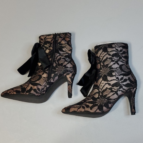 Joyfolie NWOT Black and Tan Lace Heeled Velvet Bow Candence Boots Sz 8 *flaw - Picture 2 of 10